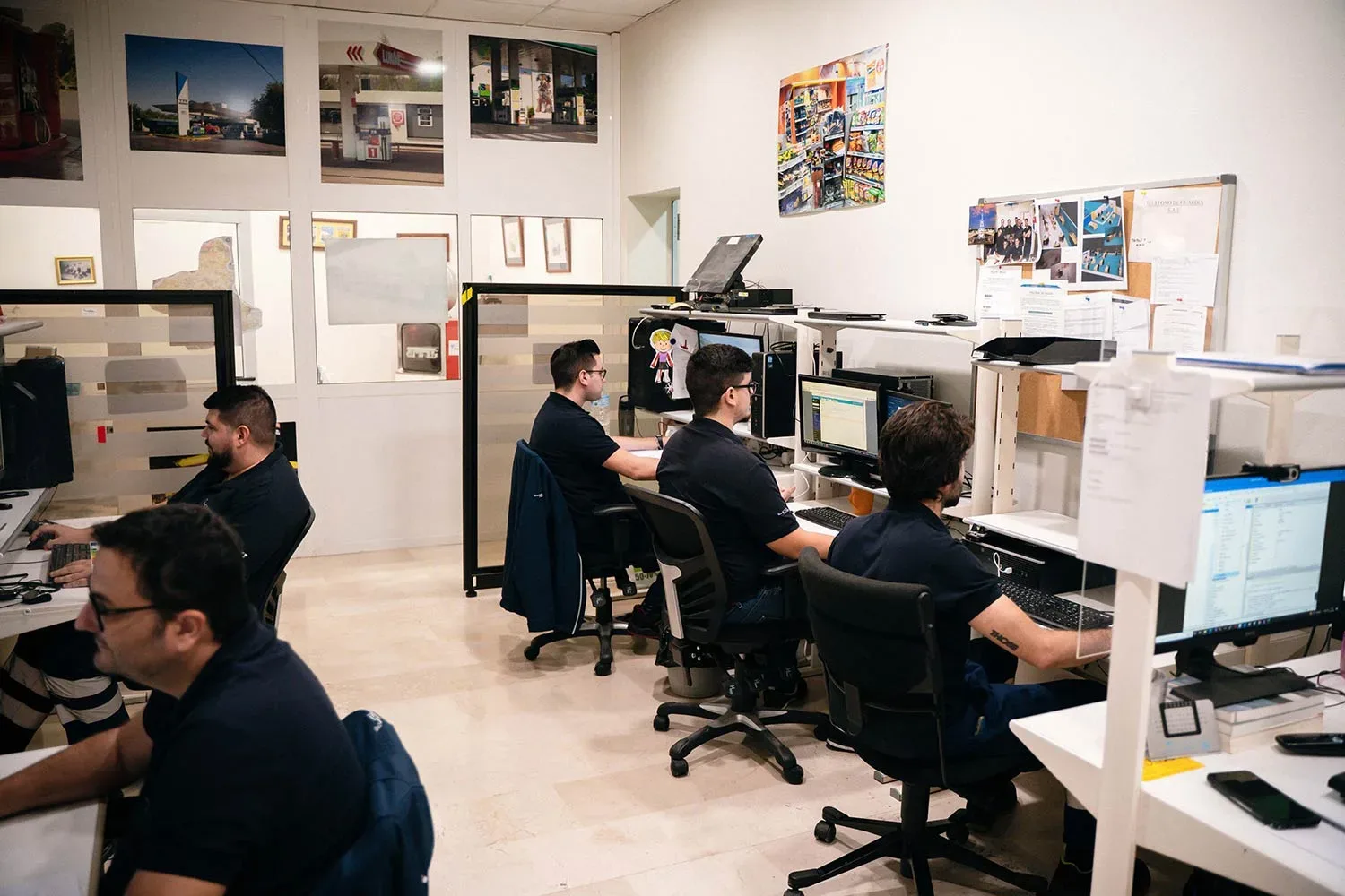 La plantilla de 4GL está compuesta por medio centenar de empleados organizados en diferentes departamentos ubicados en nuestra sede principal de Murcia.